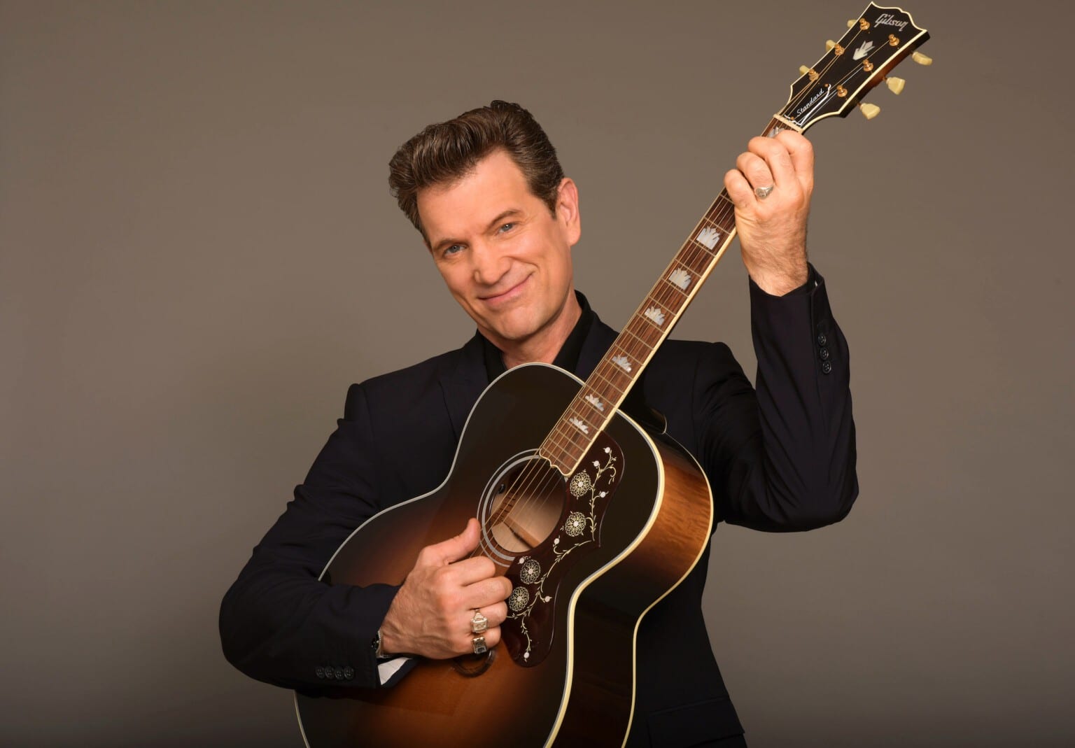 Chris Isaak vem ao Brasil pela 1ª vez e exalta Elvis Presley: ‘Antes dele, não havia nada’