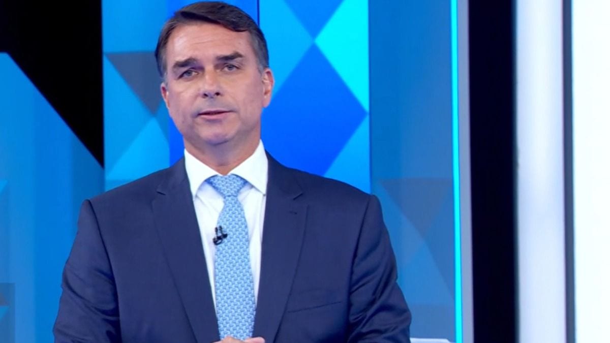 Flávio Bolsonaro comete gafe ao vivo ao confundir nome de mãe de menina morta em debate