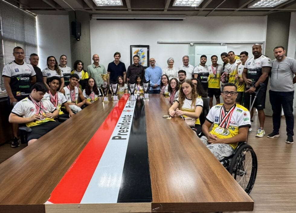 Prefeito recebe atletas da Apop por conquista de 59 medalhas no Paulista de Paranatação