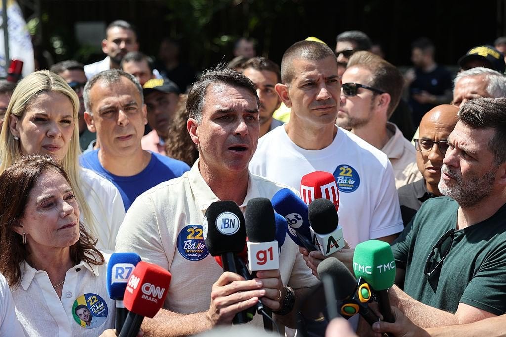 Flávio Bolsonaro rejeita resultado da eleição e anuncia pedido de anulação