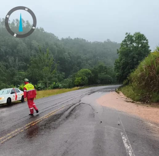 Chuva supera 100 milímetros e provoca queda de pedras e água sobre rodovias em Tenente Portela