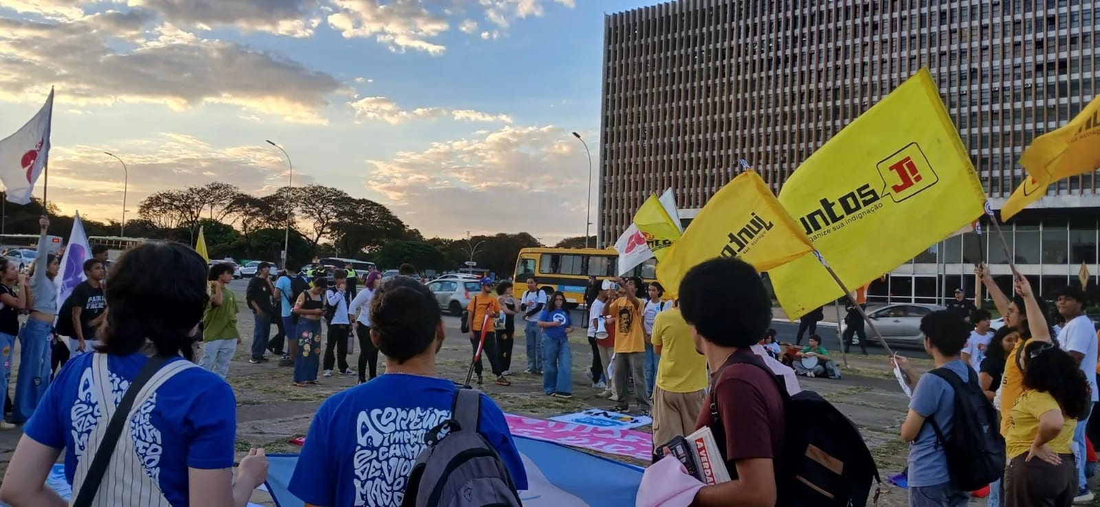Estudantes protestam em Brasília após corte de R$25,5 milhões na educação