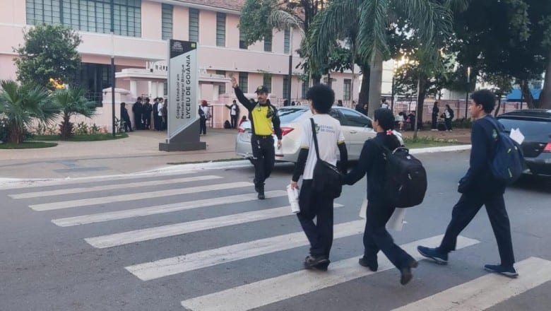 Goiânia faz ação com óculos que simulam cansaço no Dia do Pedestre