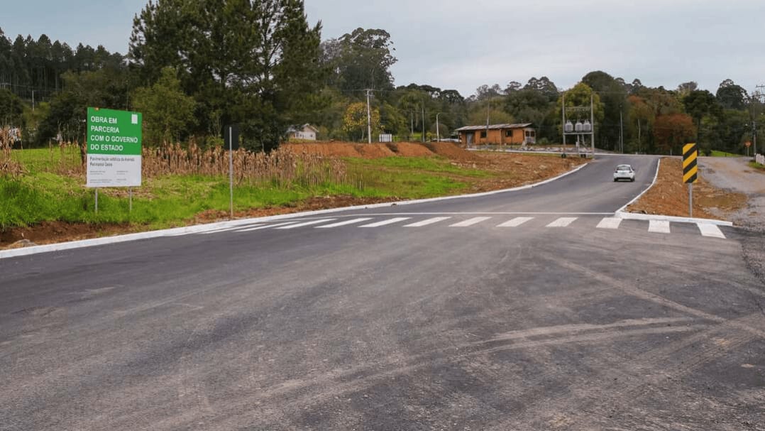 Farroupilha entrega 300 m de asfalto na Perimetral Oeste, em São Luiz