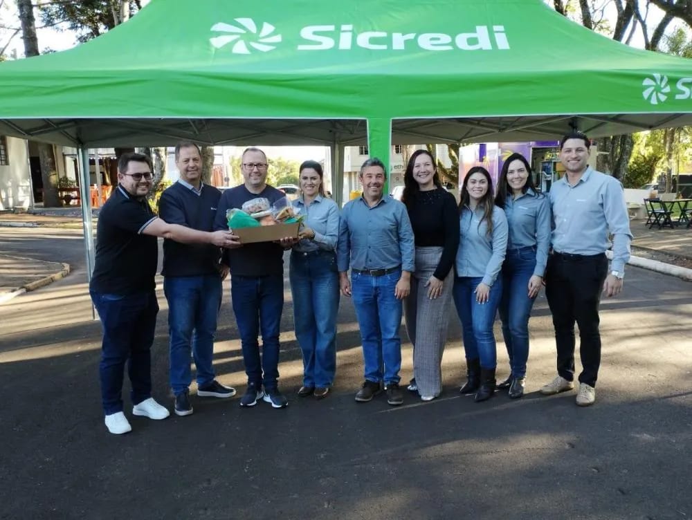 Feira do Produtor de Espumoso recebe quatro novas barracas doadas pelo Sicredi