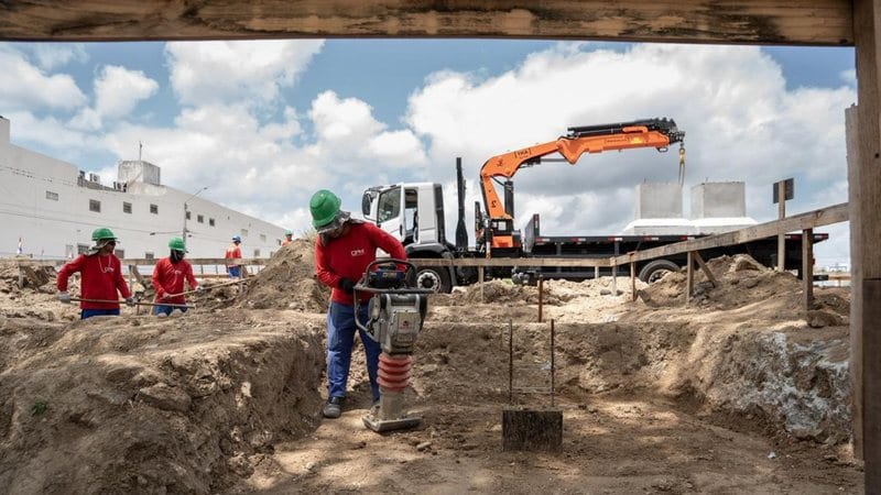 Raquel Lyra vistoria R$ 114 mi em obras de educação e segurança no Agreste