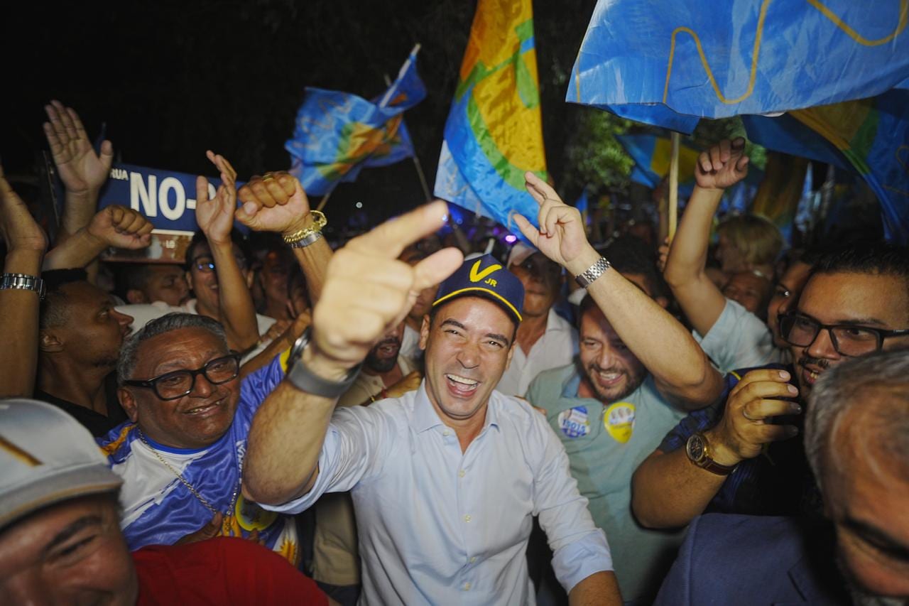 Vicentinho é recebido com festa ao deixar debate da Record News