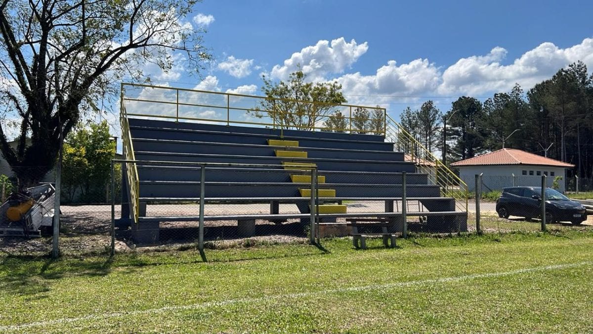 Arquibancadas cedidas pelo Sesi são instaladas no Campo Municipal de Vera Cruz
