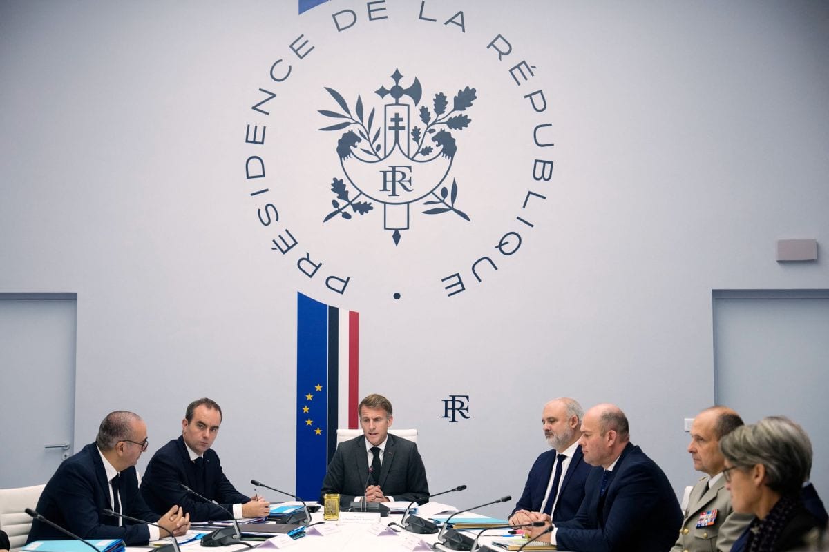 Governo francês anunciará medidas para amenizar protestos, diz Macron
