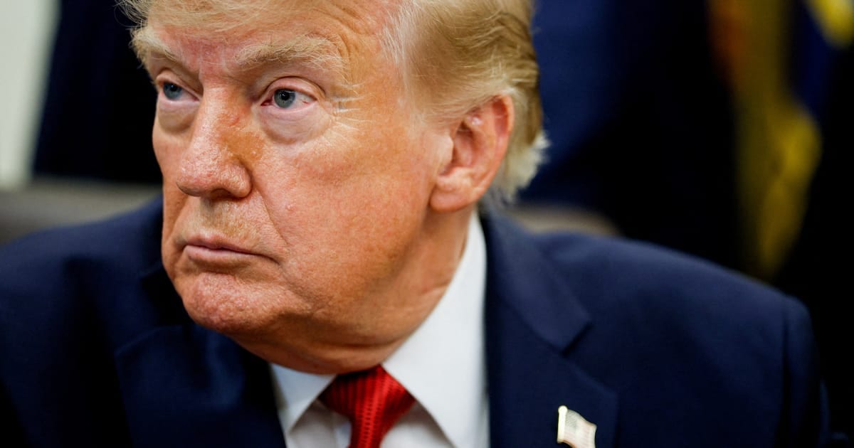 Aprovação de Donald Trump cai a 32%, menor da carreira