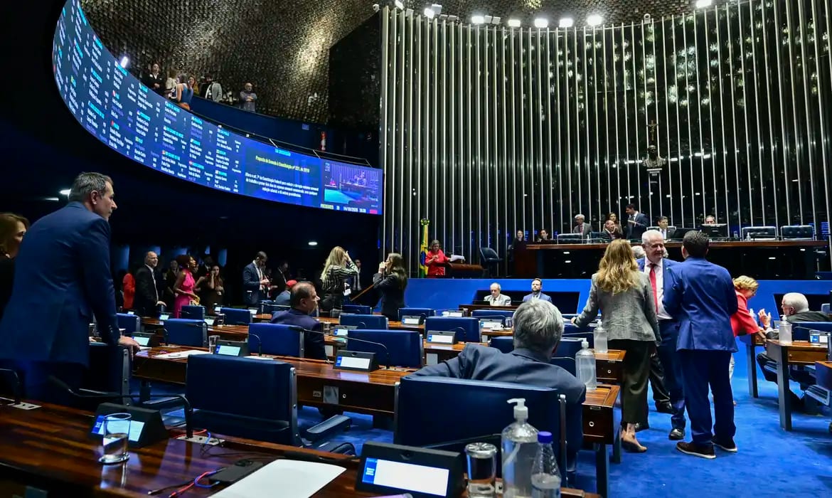 Senado aprova fim da escala 6×1 e redução da jornada de trabalho; texto segue para promulgação