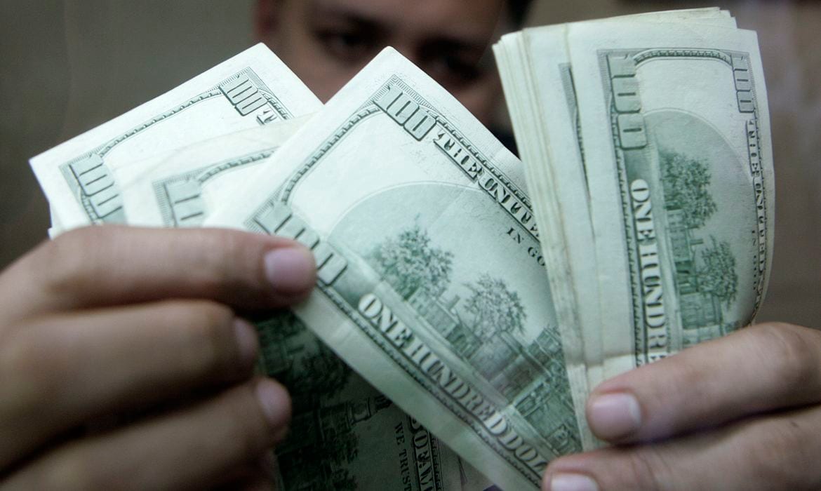 Dólar sobe a R$ 5,19 após sinalização mais dura do Fed