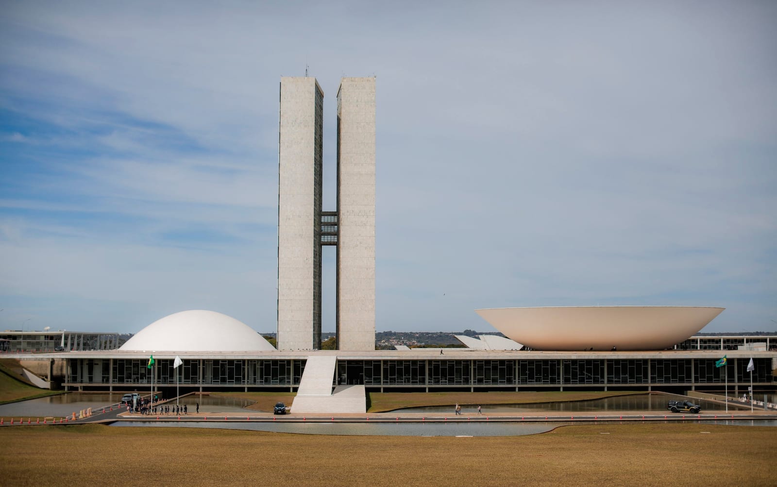 14 dos 32 senadores que tentaram reeleição venceram em 2026