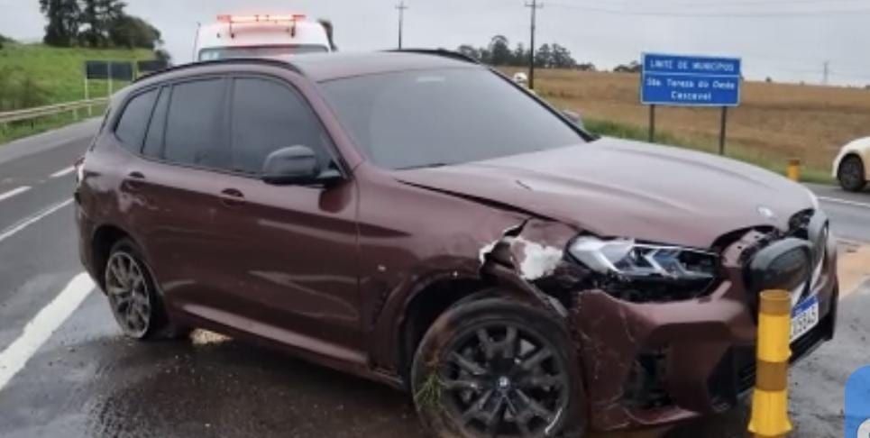Acidente na BR-277 envolve BMW X3 e caminhão no trecho entre Cascavel e Santa Tereza do Oeste