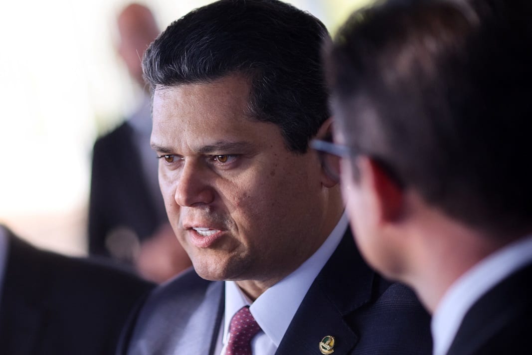 Alcolumbre busca apoio de senadores eleitos para manter presidência da Casa