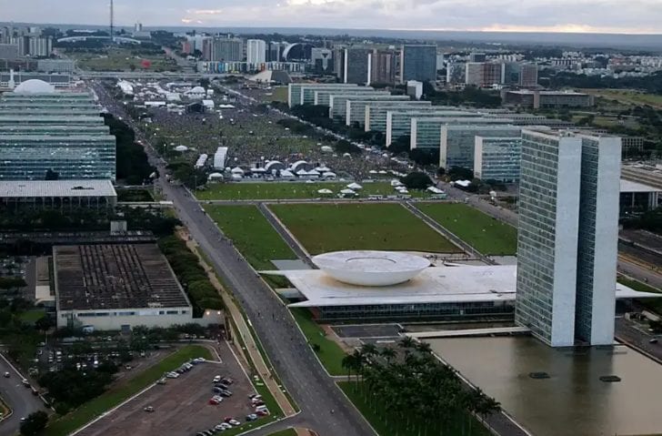 Apoio do centrão deflagra corrida por possíveis indicações para ministro em eventual governo de Flávio Bolsonaro, que av