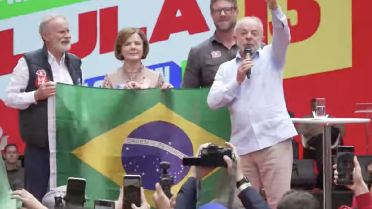 Lula: 'parar com essa babaquice de fazer superavit', disse em comício