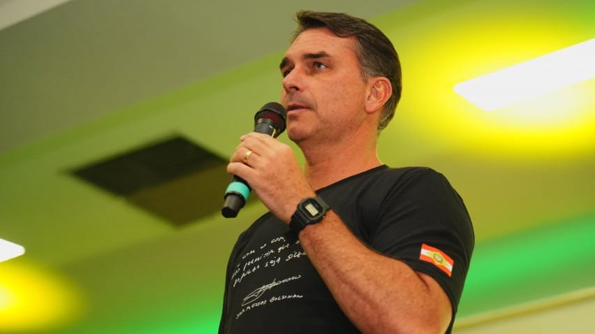 Flávio Bolsonaro está em voo para os EUA, diz Metrópoles