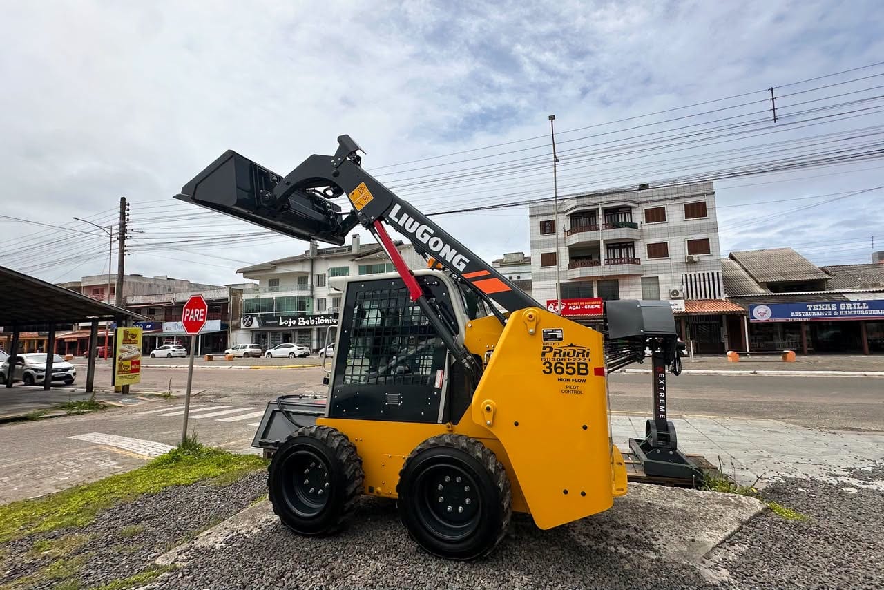 Cidreira recebe nova mini pá-carregadeira para reforçar os serviços urbanos