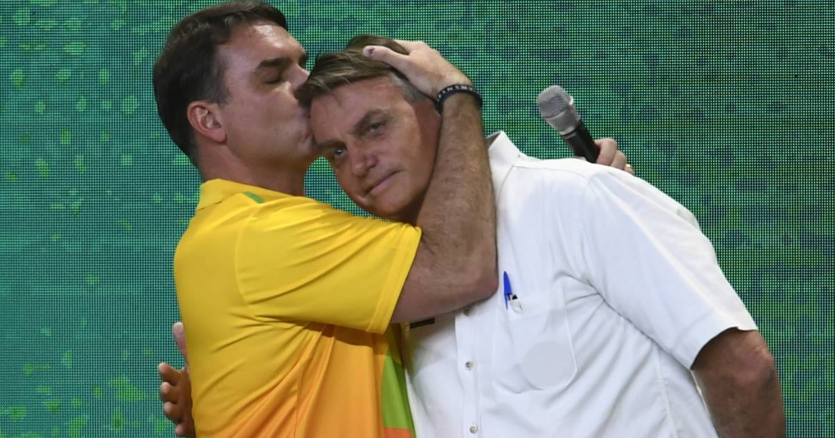 O dilema de Flávio ao visitar Jair Bolsonaro na prisão domiciliar