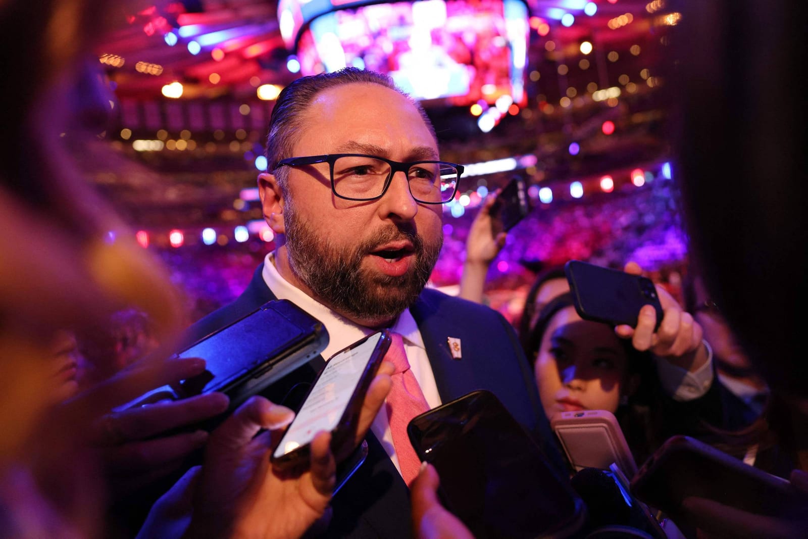 Quem é Jason Miller, conselheiro de Trump que ajudou Flávio Bolsonaro a deixar o Brasil