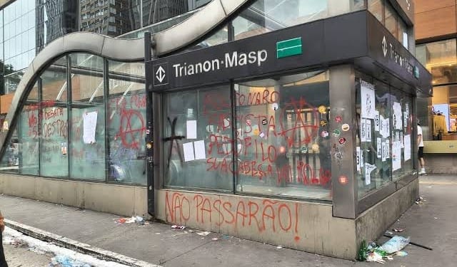 Prefeitura de SP limpa Avenida Paulista após vandalismo em estações de metrô durante ato pró-Lula