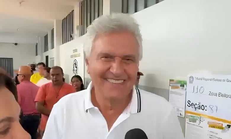 Ronaldo Caiado vota em Goiás e pede cautela até a apuração ao reafirmar aliança com Flávio Bolsonaro