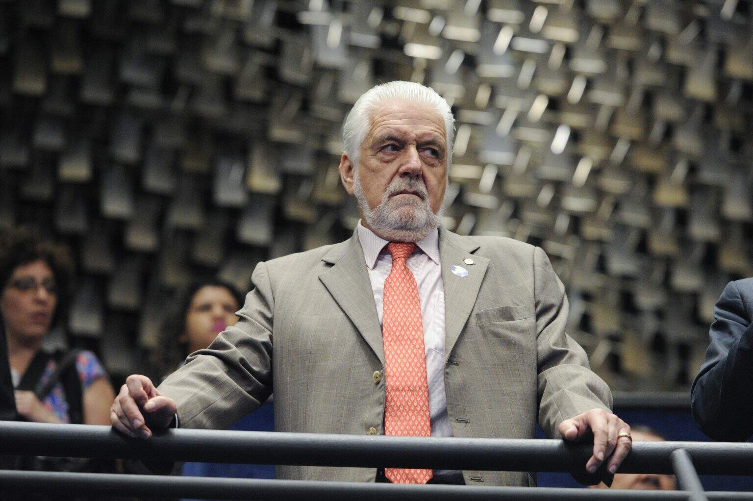 Senador Jaques Wagner faz viagem em aeronave de ex-sócio de empresário