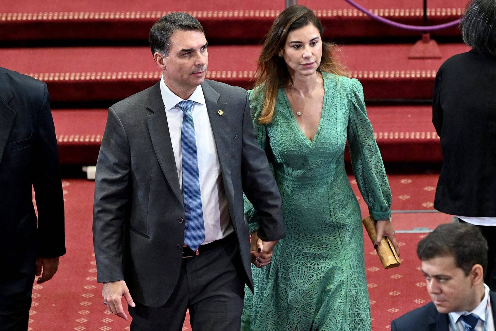 Flávio Bolsonaro usará rádio para citar Jair Bolsonaro e mulheres