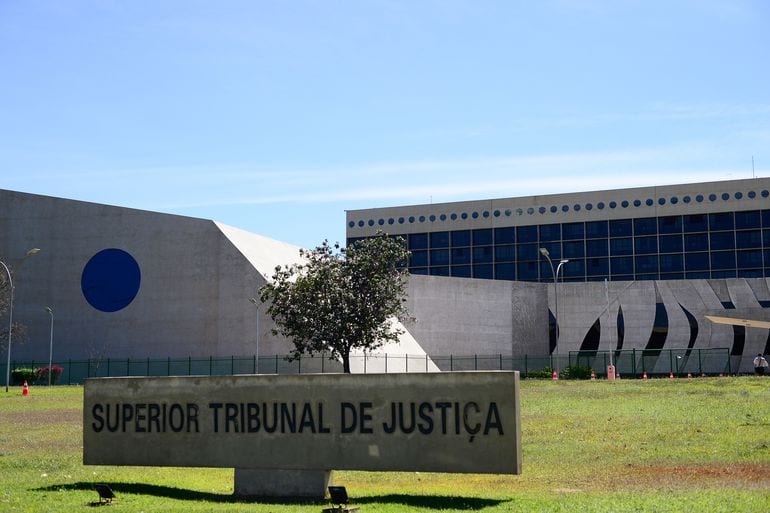 STJ sanciona lei do filtro federal; OAB-DF acusa emendas regimentais de retirar voz da defesa