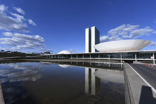 Eleição renova dois terços do Senado e tem disputa embolada em 24 Estados e no DF