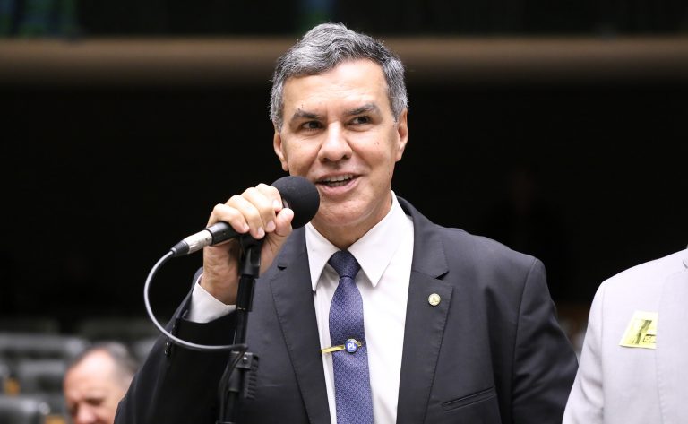 Projeto aumenta tempo de serviço para aposentadoria de policiais