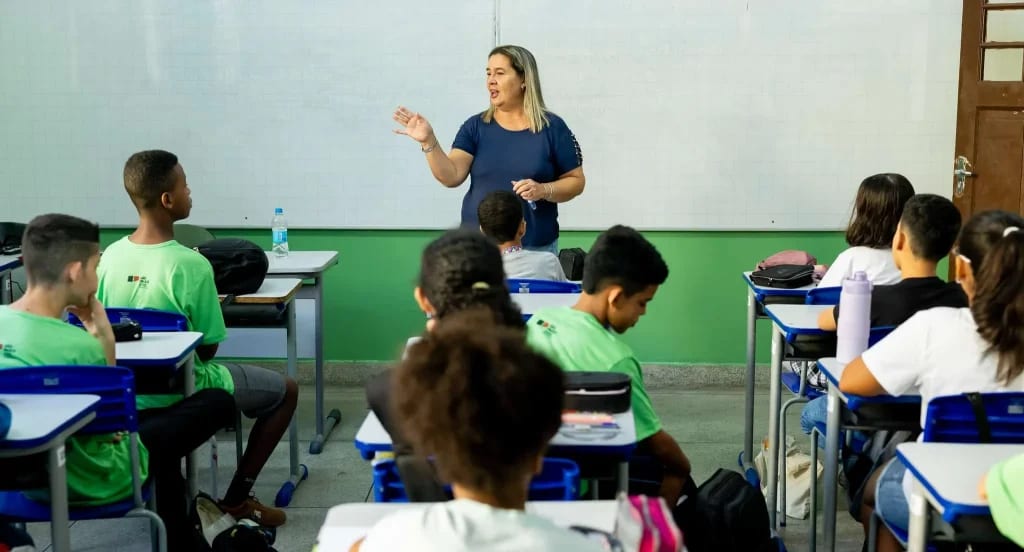 Mais de 162 mil fazem hoje prova para cadastro de professores da rede estadual