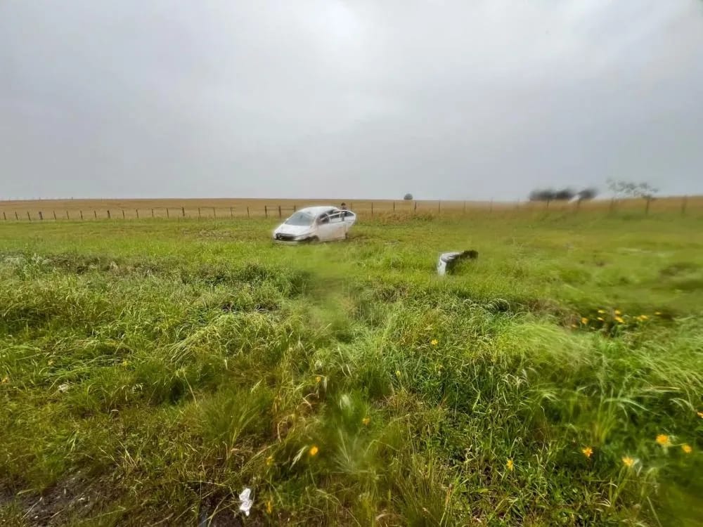 Motorista tenta desviar de buraco e carro capota na RSC-377, entre Ibirubá e Cruz Alta