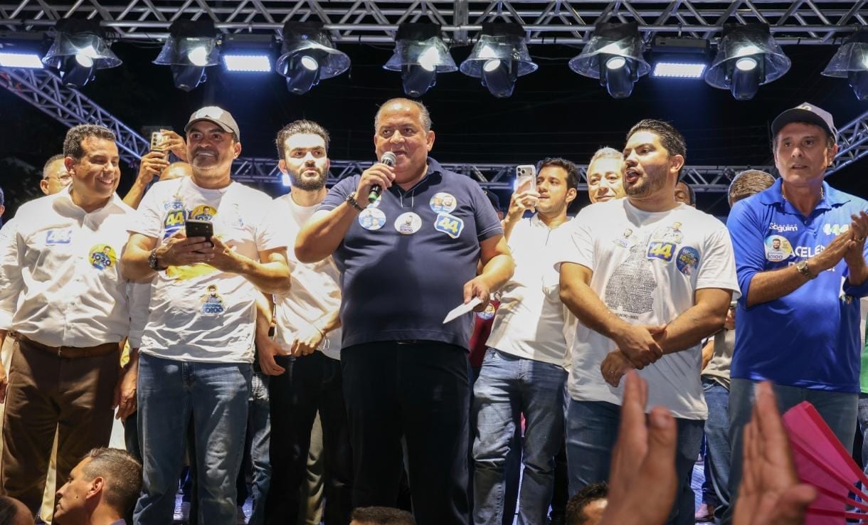 Eduardo Gomes participa do encerramento da campanha de Léo Barbosa
