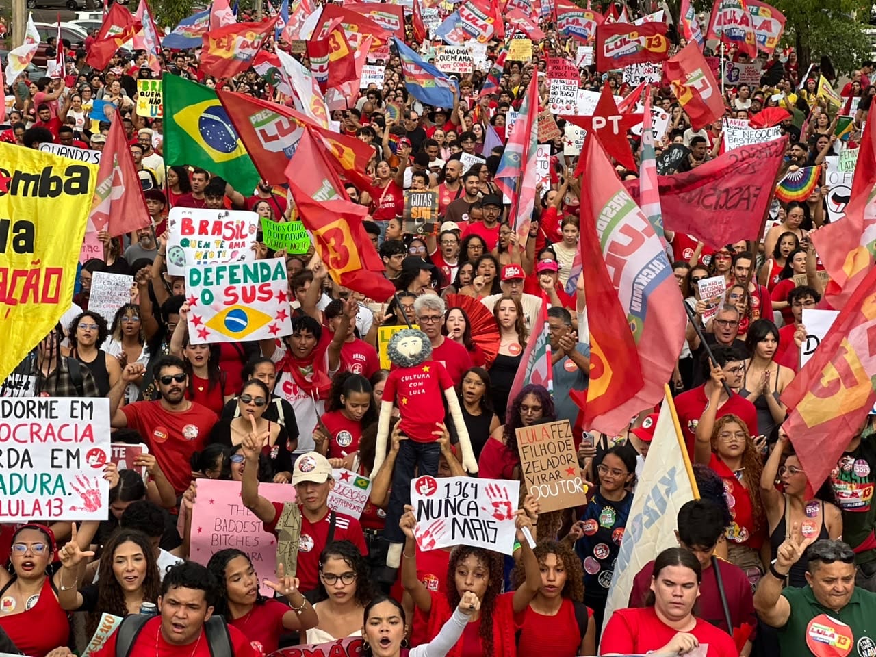 Milhares de apoiadores de Lula ocupam ruas de Palmas em busca de virada no segundo turno