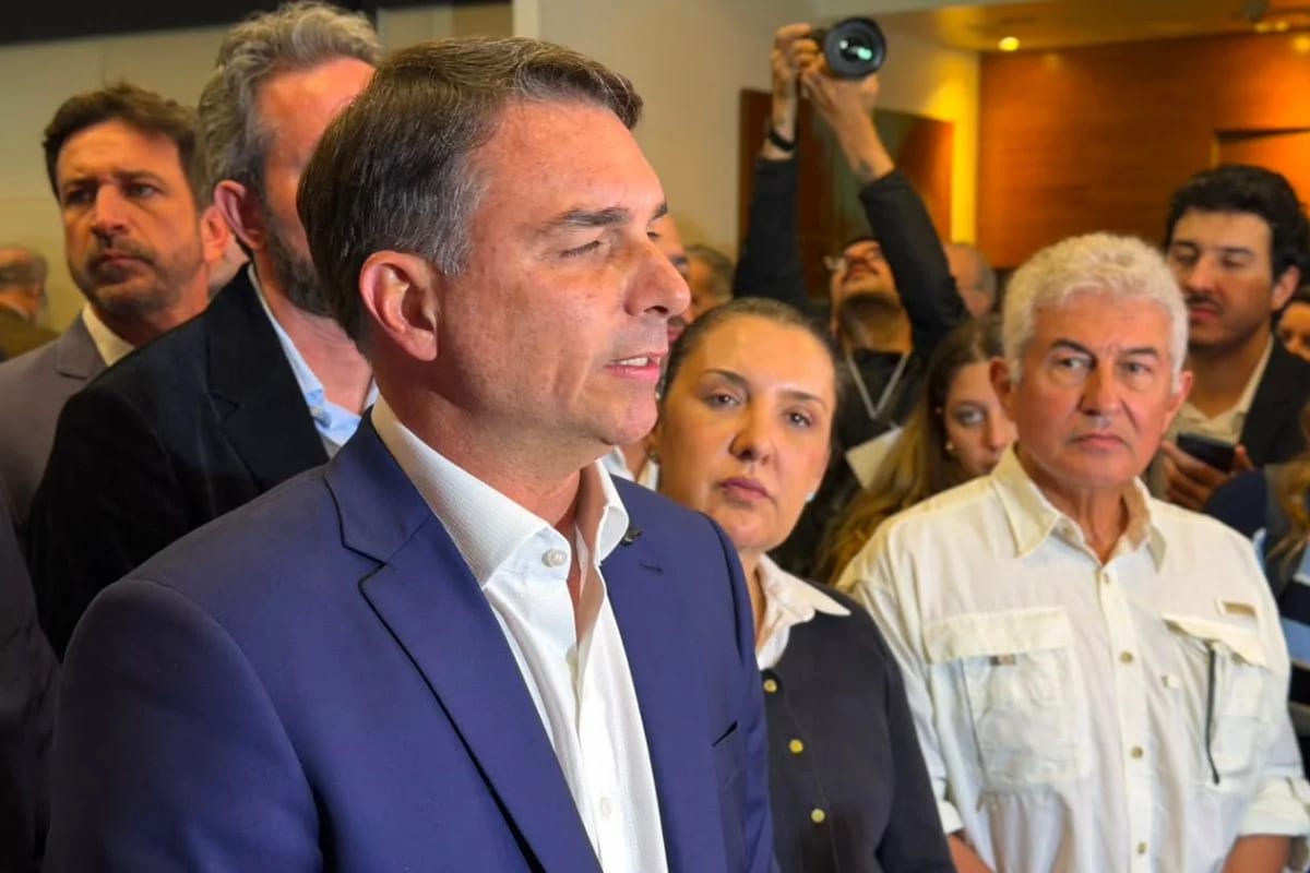 Flávio Bolsonaro vai conversar com ministro de Bukele no domingo