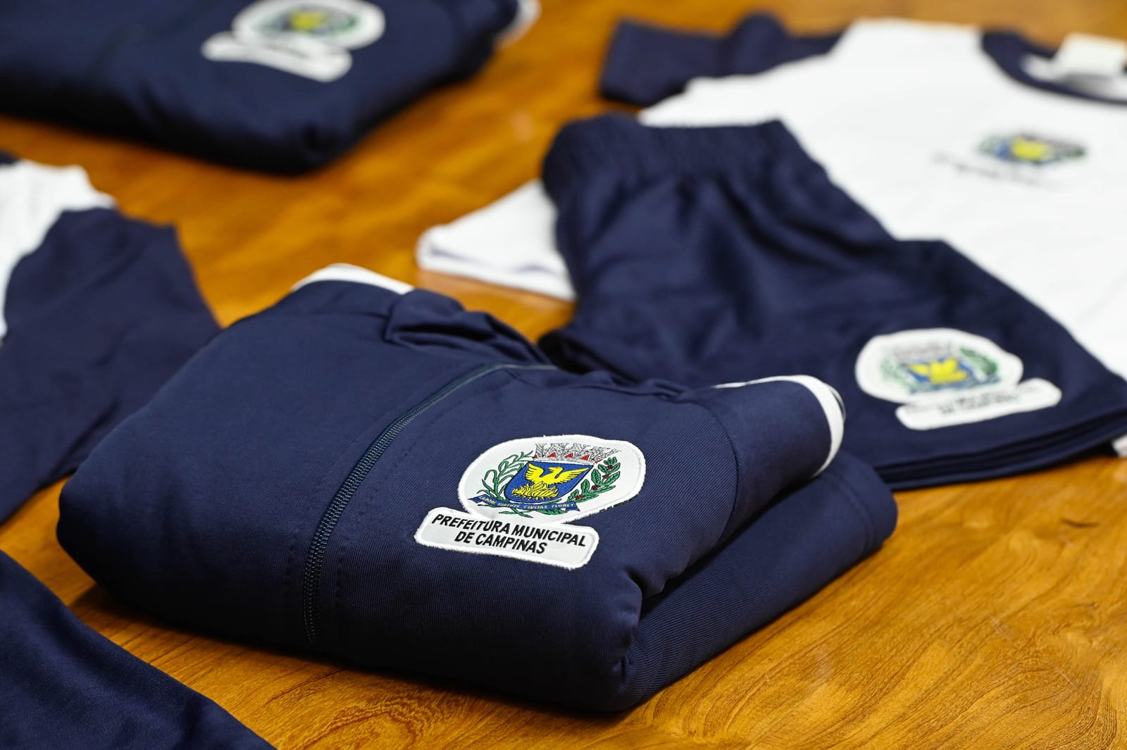 Campinas acha 409 uniformes escolares às margens da Rodovia dos Bandeirantes