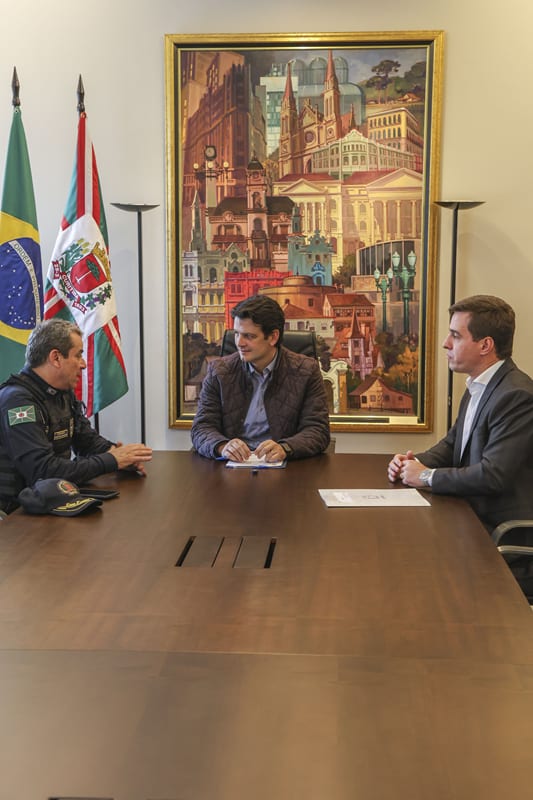 Prefeito assina edital para selecionar 40 guardas da Romu