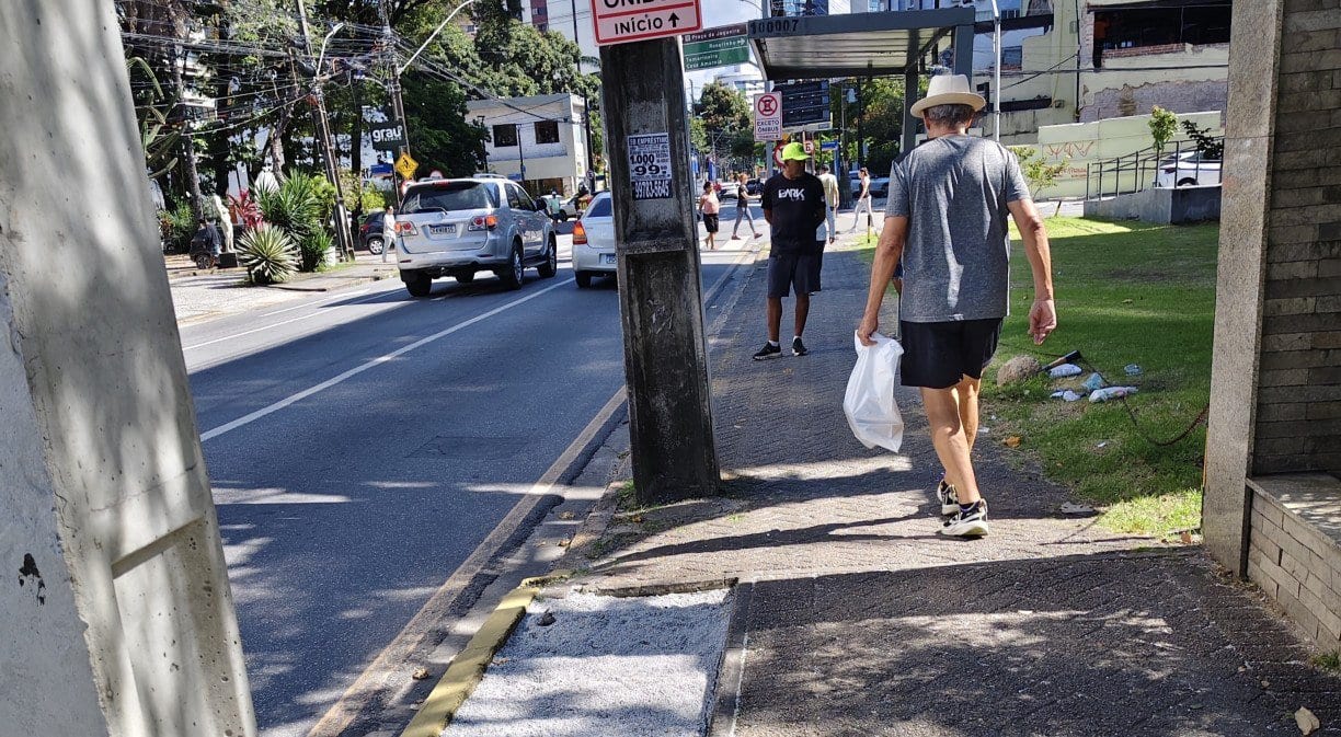 Desnível na calçada das Graças ameaça pedestres e parada de ônibus