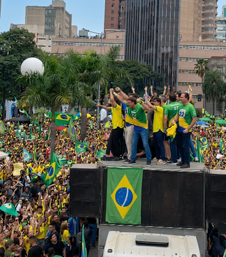Flávio Bolsonaro termina campanha entre peso de Minas e a força do reduto bolsonarista