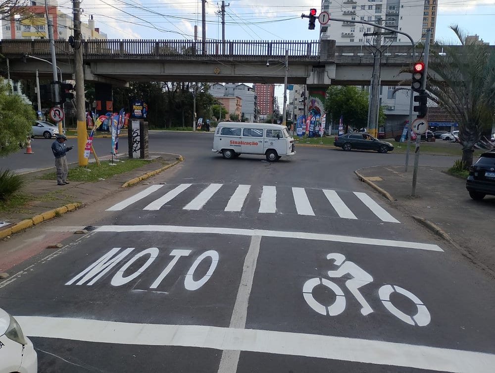 São Leopoldo implanta áreas de espera para motociclistas nos semáforos