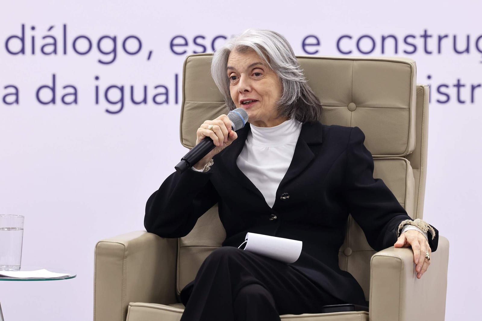 Cármen Lúcia é a única ministra com avaliação positiva maior que negativa