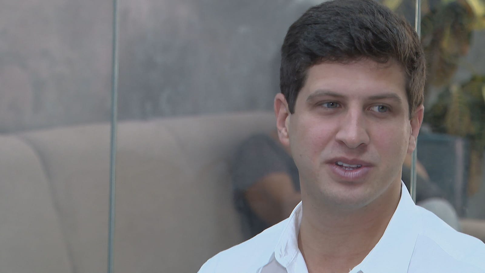 João Campos promete dobrar delegacias da mulher e criar centros de qualificação