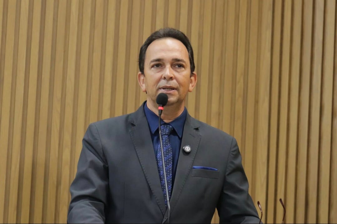 Fábio Meireles questiona concessão de sorveteria na Orla de Atalaia