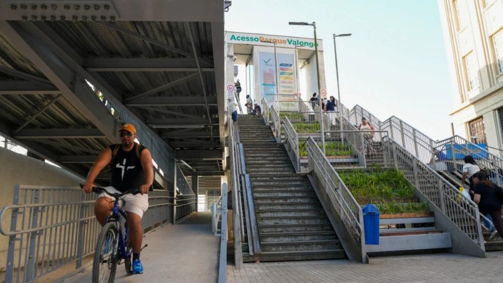 APS reativa elevadores da passarela Alfândega-Cais; reforma sai em setembro