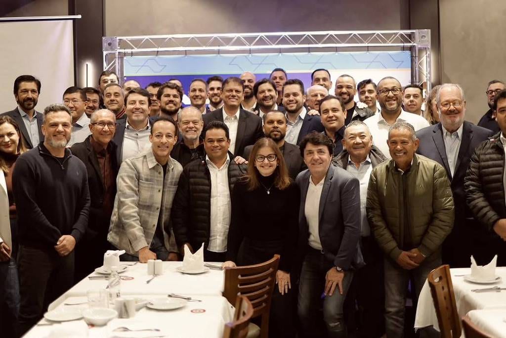 Tarcísio almoça com prefeitos de 38 das 39 cidades da Grande SP