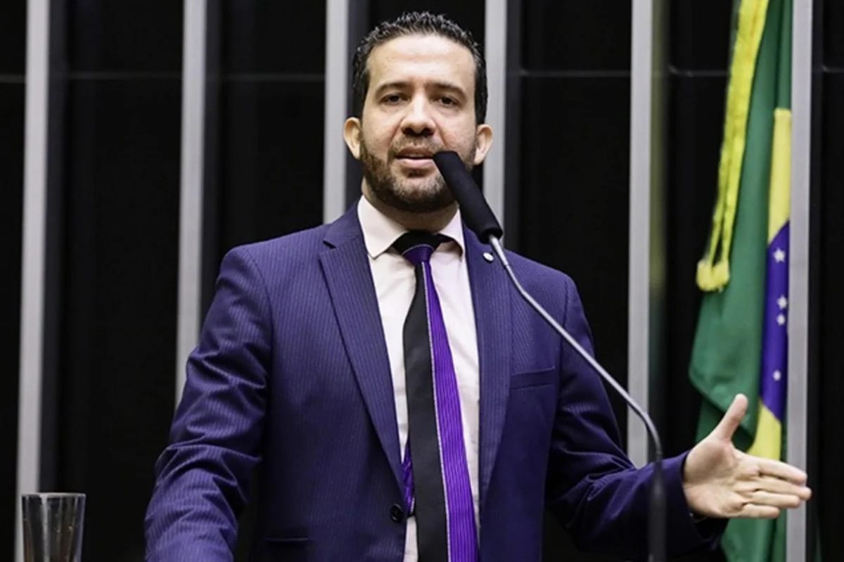 Quem é André Janones, deputado responsável pelo "Exército de Lula"