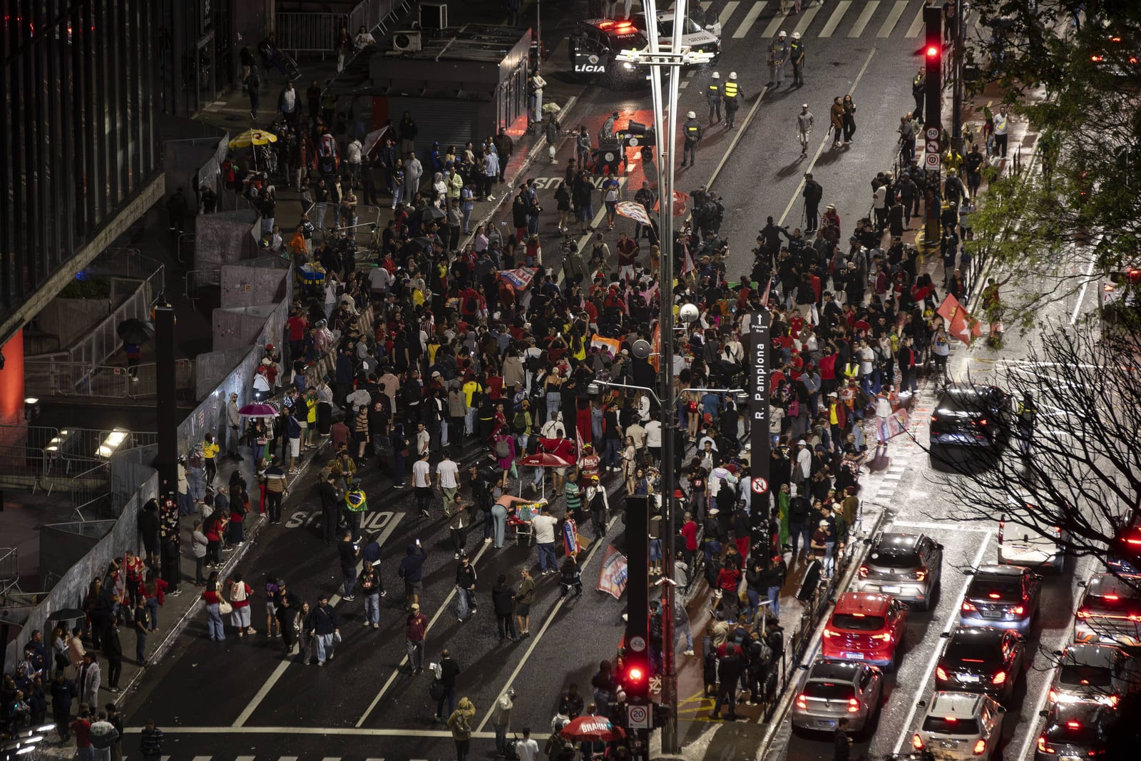 Apoiadores de Lula comemoram virada na apuração na av. Paulista, em São Paulo