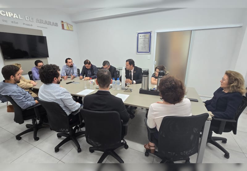 Vereadores se reúnem com a prefeita Elaine Brambilla para tratar sobre o Refis 2026 em Araras, SP